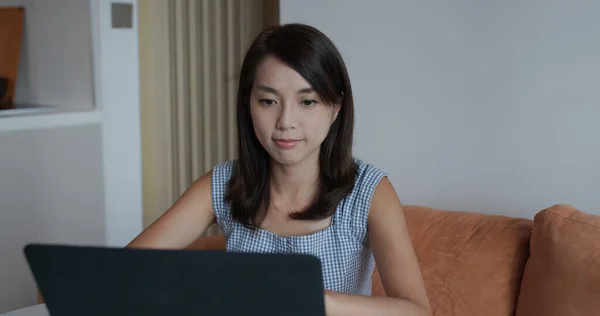 女性は自宅のノートパソコンで働く — ストック写真
