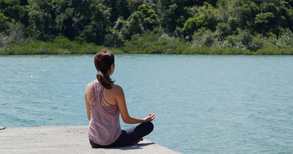 Mujer Hacer Yoga Sentarse Lado Del Mar —  Fotos de Stock