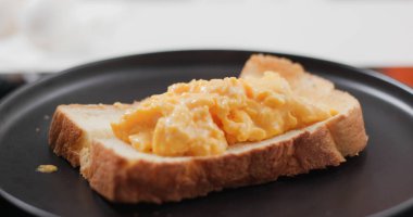 Baharatlı yumurtalı tost.