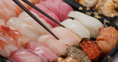 Bir sürü suşi götürdüler. 