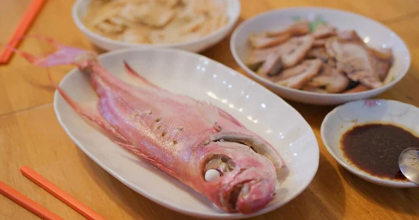 Hausmannskost Hongkonger Stil Familienessen Gedünsteter Fisch Frittiertes Gemüse Und Fleisch — Stockfoto