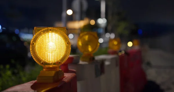 通りの黄色の注意光 — ストック写真