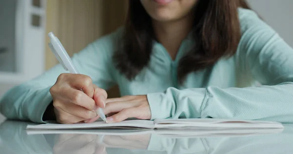 Mujer Escribe Cuaderno Casa — Foto de Stock