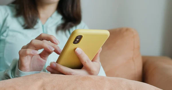 Mujer Uso Teléfono Inteligente Casa — Foto de Stock