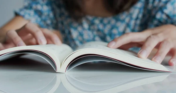 Mulher Ler Livro Casa — Fotografia de Stock