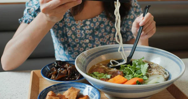 Mulher Come Macarrão Carne Refogada Taiwanês Restaurante — Fotografia de Stock