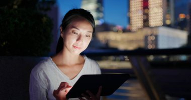 Gece kadın cep telefonu kullanımı