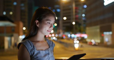 Açık havada kadın tableti kullanımı