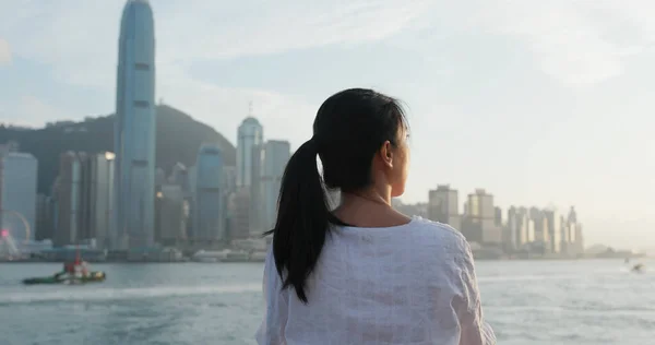 Woman Looks City Hong Kong — Stock Photo, Image