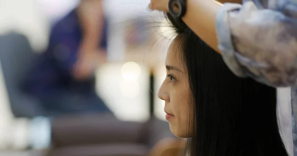 Frau Mit Haarschnitt Salon — Stockfoto