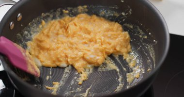 Tavada çırpılmış yumurta pişir.