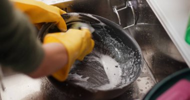 Evde bulaşık yıka.