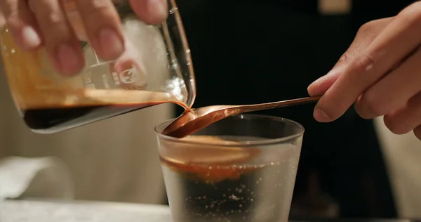 Giet Espresso Koffie Tonic Water Mock Staart Drank — Stockfoto