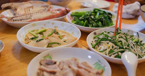 香港スタイルの家庭料理 家族の夕食のコンセプト 蒸し魚 野菜と肉を炒める — ストック写真