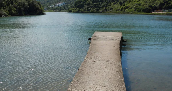 Berg Und Meer Mit Seebrücke — Stockfoto