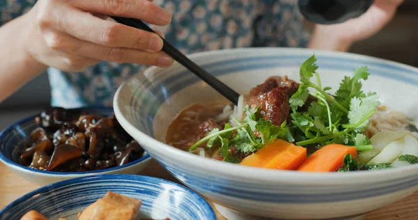 Mujer Comer Taiwanés Estofado Tazón Fideos Res Restaurante — Foto de Stock