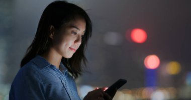 Geceleri bir kadın cep telefonuna mesaj yolluyor.