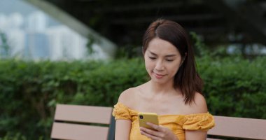 Şehirde kadın cep telefonu kullanımı