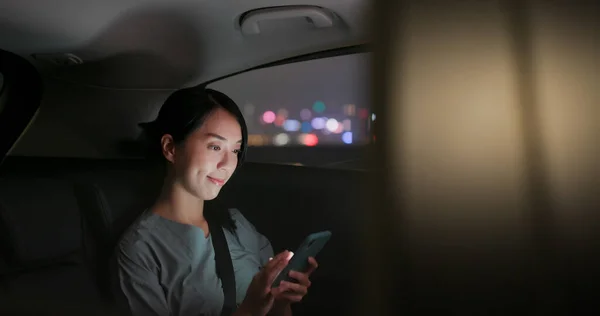 Kvinnors Användning Mobiltelefon Bilen Natten — Stockfoto