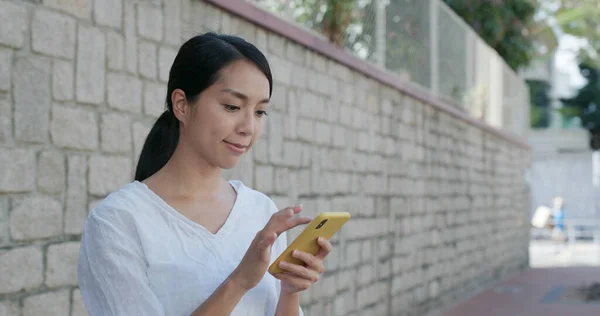 都市における携帯電話の女性の使用 — ストック写真