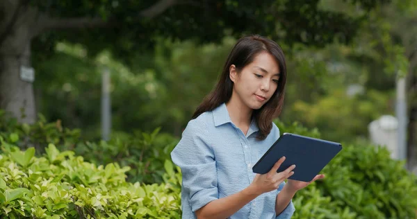 Donna Lavora Sul Computer Tablet Parco — Foto Stock