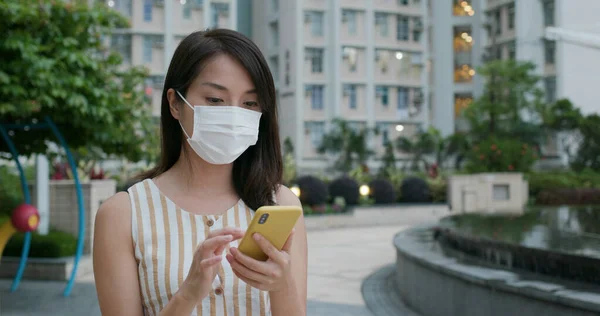 Žena Nosí Masku Obličeje Používání Mobilního Telefonu Ulici — Stock fotografie