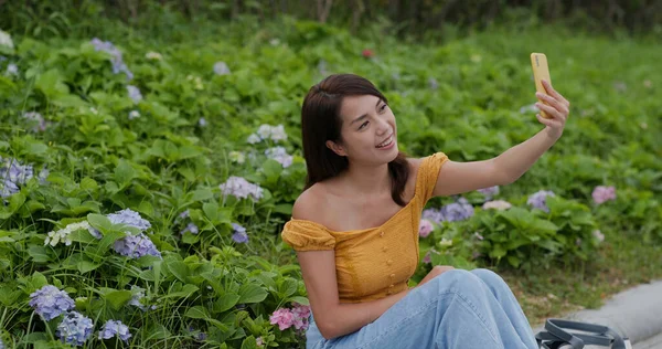 Frau Macht Selfie Mit Handy Blumengarten — Stockfoto