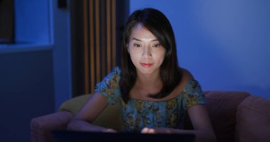 Kadın evde dizüstü bilgisayarla çalışıyor.