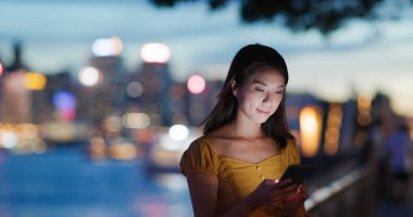 Şehirde kadın cep telefonu kullanımı