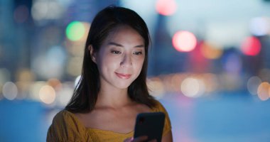 Şehirde kadın cep telefonu kullanımı