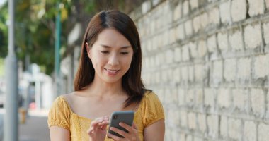 Sokakta kadın cep telefonu kullanımı