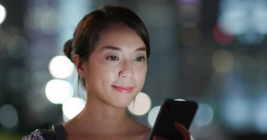 Gece kadın cep telefonu kullanımı