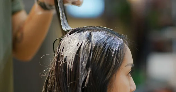 Donna Tingere Capelli Salone Bellezza — Foto Stock