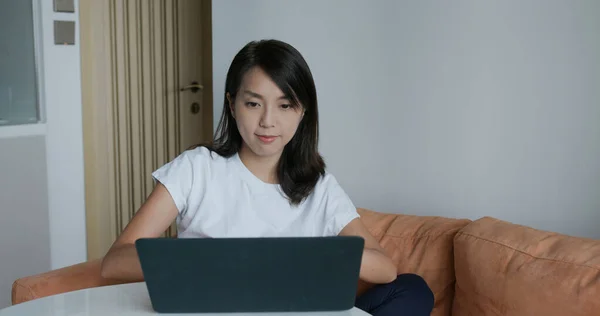 Kadın Evde Dizüstü Bilgisayarla Çalışıyor — Stok fotoğraf