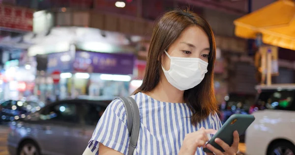 Vrouw Dragen Gezichtsmasker Gebruik Van Mobiele Telefoon Stad Nachts — Stockfoto