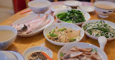 Hong Kong tarzı ev yemekleri, aile yemeği konsepti, haşlanmış balık, kızarmış sebze ve et.