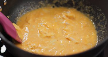 Tavada çırpılmış yumurta pişiriyorum.