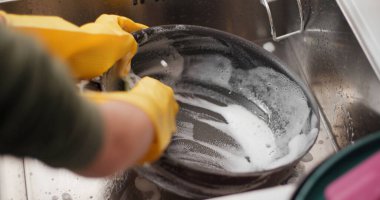 Mutfakta bulaşıkları yıka.