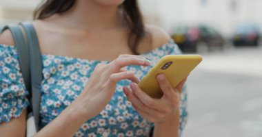 Şehirde kadın cep telefonu kullanımı