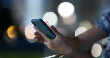 Geceleri şehirde cep telefonu kullanımı