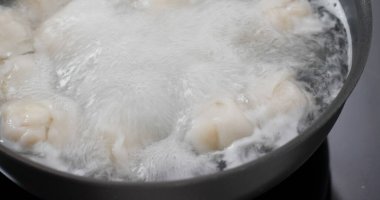 Mutfakta etli börek pişirmek.