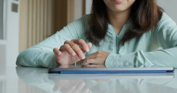 Vrouw Aanraking Tablet Computer Thuis — Stockfoto
