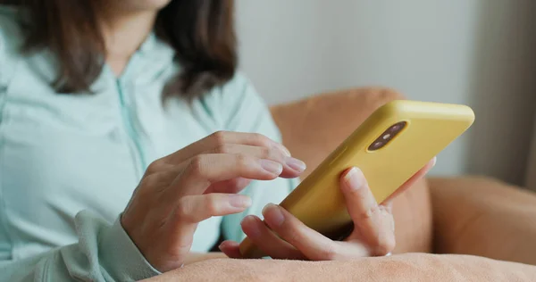 Mujer Uso Teléfono Inteligente Casa — Foto de Stock