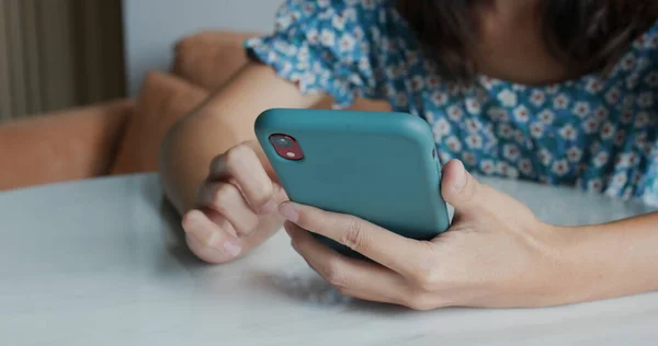 Mujer Uso Del Teléfono Móvil Casa — Foto de Stock