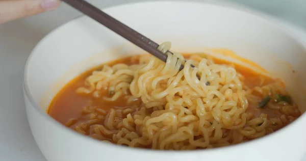 白い鉢の中の辛いインスタントラーメン — ストック写真