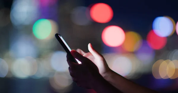 Женщина Использование Смартфона Фоне Ночного Города — стоковое фото