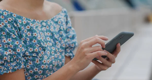 Frau Benutzt Handy Freien — Stockfoto