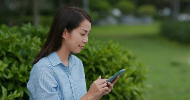 Dışarıdaki cep telefonunu kontrol et.