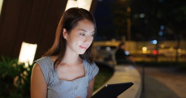 Açık havada kadın tableti kullanımı