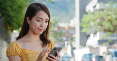 Şehirde kadın cep telefonu kullanımı